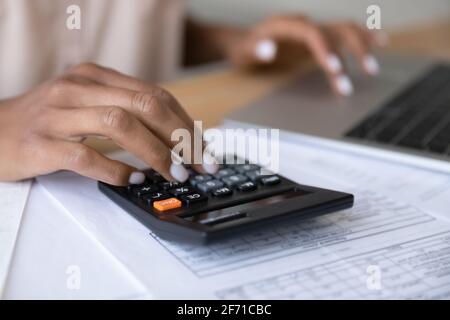 Primo piano della donna che gestisce le finanze utilizzando il notebook Foto Stock