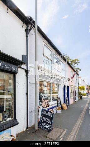 La vetrina e l'ingresso a R J Balson & Son, la più antica famiglia di macellai d'Inghilterra fondata nel 1515, Bridport, una città di mercato a Dorset, nel sud-ovest dell'Inghilterra Foto Stock