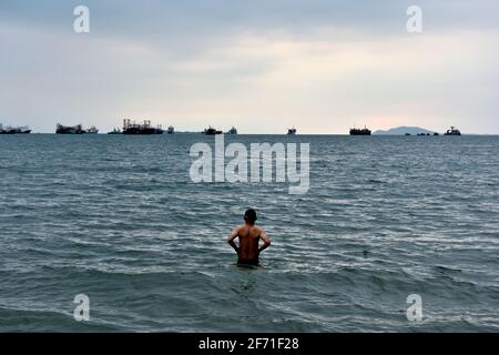 Giovane che si prepara a nuotare Foto Stock