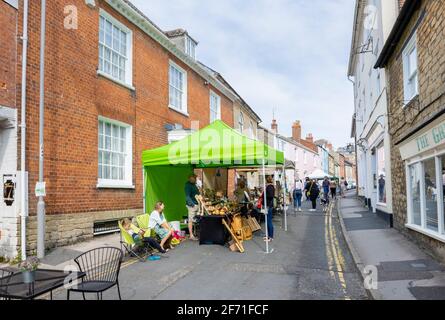 Weekend (sabato) bancarelle di mercato di strada che vendono artigianato locale e lavori in legno a Barrack Street, Bridport, una città di mercato a Dorset, Inghilterra sud-occidentale Foto Stock