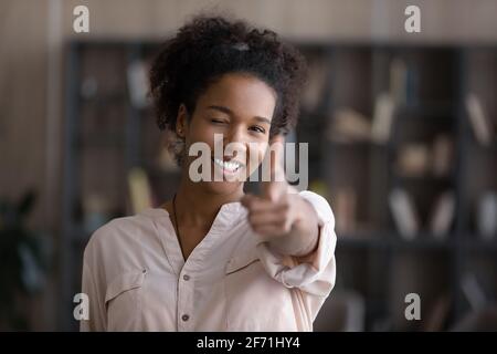 Ritratto della donna biraciale sorridente punto sullo schermo Foto Stock
