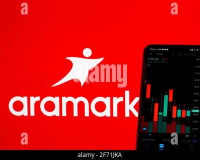 In questa illustrazione sono riportate le informazioni del mercato azionario di Aramark Corporation visualizzate su uno smartphone con il logo Aramark Corporation sullo sfondo. Foto Stock