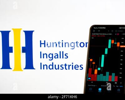 In questa illustrazione sono riportate le informazioni del mercato azionario di Huntington Ingalls Industries, Inc. Visualizzate su uno smartphone con il logo Huntington Ingalls Industries, Inc. Sullo sfondo. Foto Stock