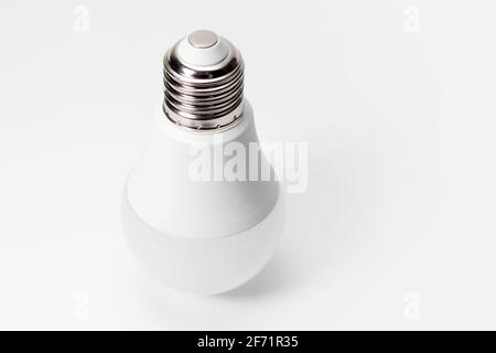 LED, nuova tecnologia lampadina isolata su sfondo bianco, la lampadina elettrica a risparmio energetico super è buona per l'ambiente. Foto Stock