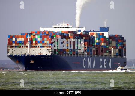 Container Ship,box,boat,CMA CGM,Zheng He,The Solent,Southampton,Dock,Cowes,Isle of Wight,Inghilterra,Regno Unito, Foto Stock