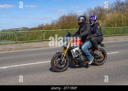 2015 Yamaha Mt-09 ABS; motociclista; trasporto a due ruote, motociclette, veicoli su strade britanniche, motociclette, motociclisti e motociclisti che automobilano a Manchester, Regno Unito Foto Stock