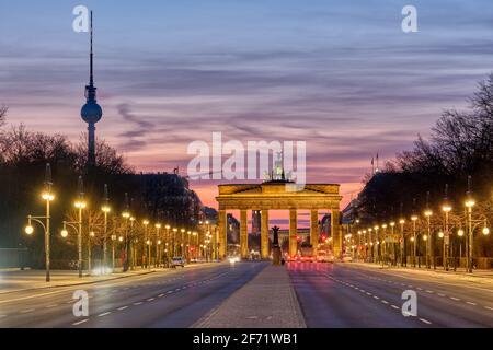 La famosa porta di Brandeburgo a Berlino con la Torre della Televisione prima dell'alba Foto Stock