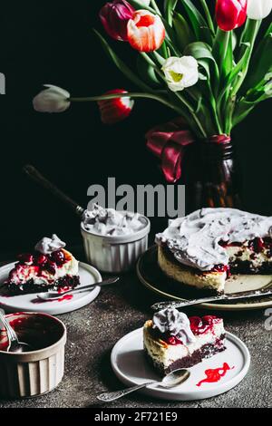 Cheesecake di ciliegia. Non l'intera torta è a fuoco. Foto Stock