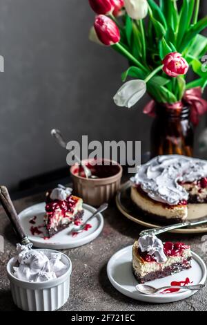 Cheesecake di ciliegia. Non l'intera torta è a fuoco. Foto Stock
