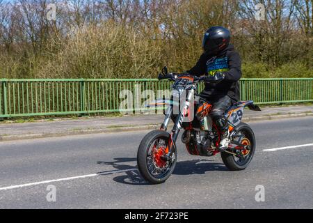 2019 KTM 500 Exc-F 19; motociclista; trasporto a due ruote, motociclette, veicoli su strade britanniche, motociclette, motociclisti che guidano a Manchester, Regno Unito Foto Stock