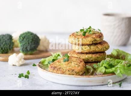 Hamburger vegani con quinoa, broccoli, cavolfiore Foto Stock