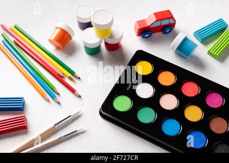 Cancelleria colorata su sfondo bianco Foto Stock