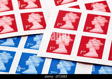 Francobolli Royal Mail di prima e seconda classe Foto Stock