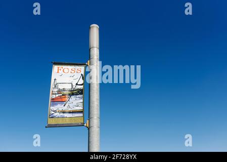 Tacoma, Washington, Stati Uniti. Marzo 2021. Un banner con l'iscrizione Foss Waterway sull'albero di illuminazione contro il cielo blu Foto Stock