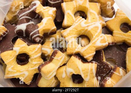 Set di biscotti freschi e gustosi primo piano. Biscotti di zucchero sotto forma di stelle smaltate con cioccolato. Foto Stock