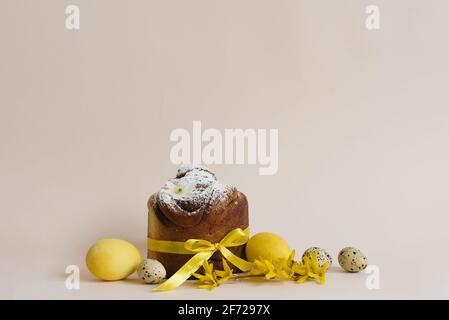 Torte pasquali (torta di Pasqua ortodossa), uova e rami di forsizia. La scena della vacanza di Pasqua. Composizione festiva sul tavolo Foto Stock