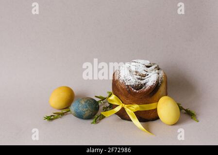 Torte pasquali (torta di Pasqua ortodossa), uova e rami di forsizia. La scena della vacanza di Pasqua. Composizione festiva sul tavolo Foto Stock