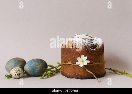 Torte pasquali (torte pasquali ortodosse), uova e rametti e. La scena della vacanza di Pasqua. Composizione festiva sul tavolo Foto Stock