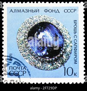 MOSCA, RUSSIA - 28 FEBBRAIO 2021: Francobollo stampato in Unione Sovietica mostra Sapphire Brooch, Diamond Fund della serie URSS, circa 1971 Foto Stock