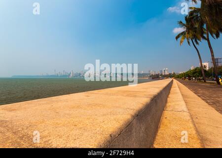 Vista panoramica, ampia, tranquilla e tranquilla di Mumbai su Marine Drive/Nariman Point, sul mare arabo, cielo aperto blu. Foto Stock