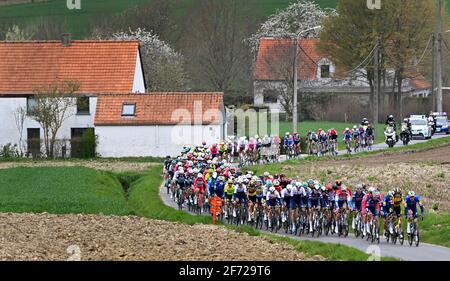 L'immagine mostra il pacchetto di piloti in azione durante La 105° edizione del 'Ronde van Vlaanderen - Tour Des Flandres - Tour delle Fiandre Foto Stock