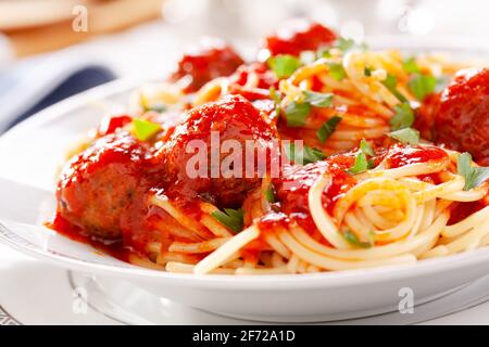 Ciotola di pasta fatta in casa con polpette e salsa di pomodoro Foto Stock