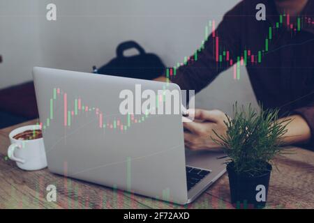 Trader che tiene nelle mani uno smartphone e la ricerca del mercato azionario per procedere soluzioni di investimento giuste. Foto Stock