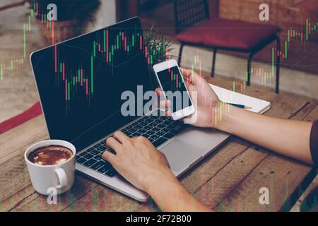 Trader che tiene nelle mani uno smartphone e la ricerca del mercato azionario per procedere soluzioni di investimento giuste. Foto Stock