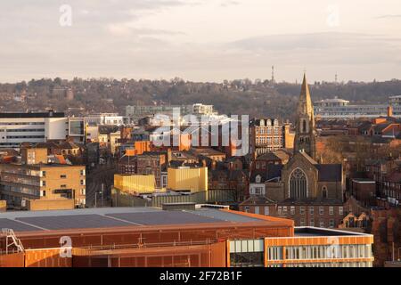 Vista verso il mercato del merletto a Nottingham City, vista dal tetto dello sviluppo di Unity Square. Nottinghamshire Inghilterra Regno Unito Foto Stock