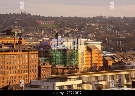 Vista verso est di Nottingham City, catturata dal tetto dello sviluppo di Unity Square. Nottinghamshire Inghilterra Regno Unito Foto Stock