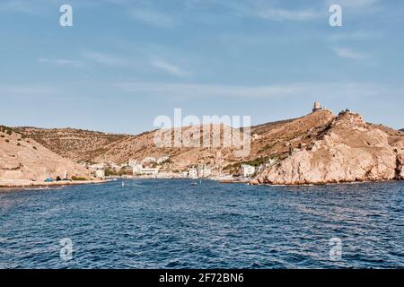 Ingresso alla baia di Balaklava dal Mar Nero. Vista sulla città di Sevastopol, quartiere Balaklava. Crimea. Foto Stock