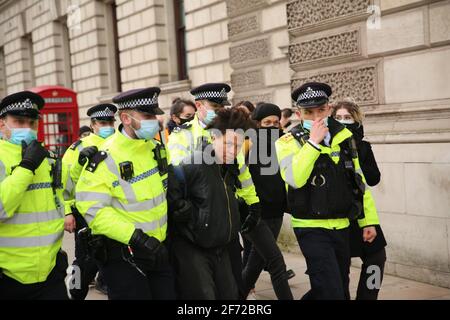 Arrestato il protetore, Kill the Bill protesta, Trafalgar Square, Londra, Regno Unito, 3 aprile 2021 Foto Stock