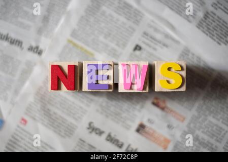 notizie di parola su un background di giornale. Concetto di giornalismo e questioni attuali Foto Stock