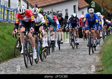 Kasper Asgreen danese di Deceuninck - Quick-Step e Julian francese Alaphilippe di Deceuninck - Quick-Step raffigurato sul Molenberg durante la 105 a e Foto Stock