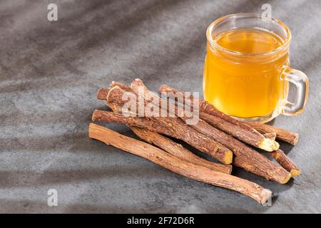 Primo piano di radice di liquirizia alle erbe ayurvediche, radice di liquirizia, Mulethi o Glycyrrrhiza glabra radice su una superficie di legno è molto Foto Stock