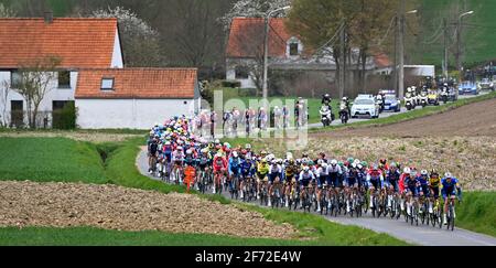 L'immagine mostra il pacchetto di piloti in azione durante La 105° edizione del 'Ronde van Vlaanderen - Tour Des Flandres - Tour delle Fiandre Foto Stock