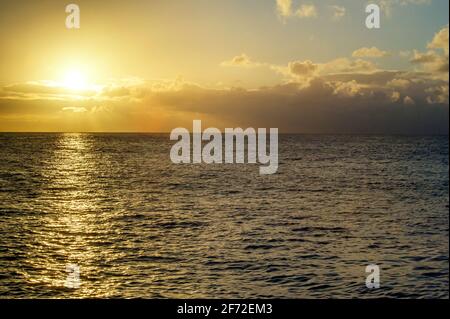 Tramonto sulla spiaggia di Waimea sulla isola di Oahu, Hawaii Foto Stock