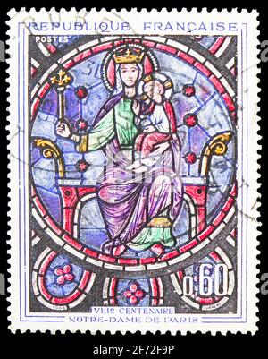 MOSCA, RUSSIA - 22 DICEMBRE 2020: Francobollo stampato in Francia mostra Ottavo centenario di Notre-Dame di Parigi, Madonna e Bambino serie, circa 1964 Foto Stock