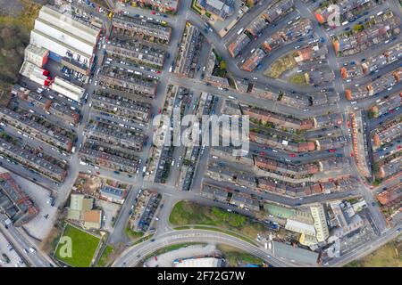 Foto aerea del villaggio di Armley in città Di Leeds nel Regno Unito mostrando un diritto in alto vista della fila di file di case terrazza nel molla t Foto Stock