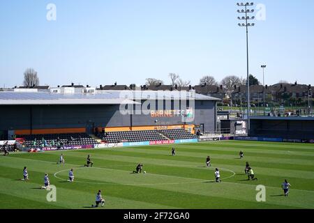 I giocatori di Tottenham Hotspur e Manchester City si sfidano prima del calcio d'inizio durante la partita della Super League delle Femminile all'Hive, Barnet. Foto Stock