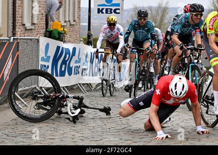 Lo svizzero Stefan Kung di Groupama-FDJ ha ritratto dopo un incidente durante La 105° edizione del 'Ronde van Vlaanderen - Tour Des Flandres - Tour delle Fiandre Foto Stock