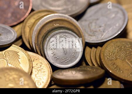 Una moneta di millieme 1972 (osservare la vista della moneta), vecchio denaro egiziano di 1 millieme moneta la valuta della Repubblica araba d'Egitto, vintage retro Foto Stock