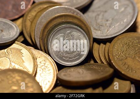 Una moneta di millieme 1972 (lato inverso della moneta), vecchio denaro egiziano di 1 millieme moneta la valuta della Repubblica araba d'Egitto, vintage retro Foto Stock