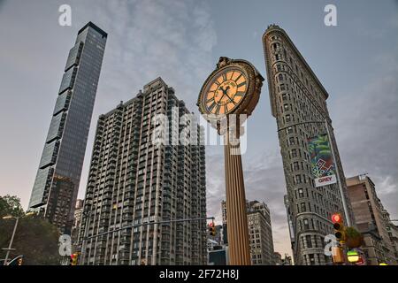 Panorama stradale: East 23rd Street. Da sinistra a destra: Un Madison, i condomini Madison Green, l'orologio di strada del Fifth Avenue Building, il Flatiron Building. Foto Stock