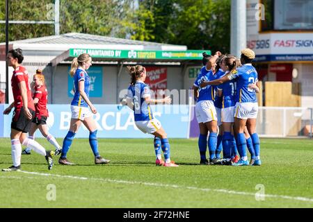 Crawley, Regno Unito. 4 aprile 2021. Crawley, Regno Unito. 4 aprile 2021. inessa kaagman festeggia con i compagni di squadra di Brighton *** durante la partita di Brighton e Hove Albion contro Manchester United WSL allo stadio di Broadfield, Crawley, Inghilterra, il 4 aprile 2021. Foto di Jamie Evans Credit: Jamie Evans-uk immagini sportive ltd/Alamy Live News Foto Stock