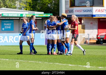 Crawley, Regno Unito. 4 aprile 2021. Crawley, Regno Unito. 4 aprile 2021. inessa kaagman festeggia con i compagni di squadra di Brighton *** durante la partita di Brighton e Hove Albion contro Manchester United WSL allo stadio di Broadfield, Crawley, Inghilterra, il 4 aprile 2021. Foto di Jamie Evans Credit: Jamie Evans-uk immagini sportive ltd/Alamy Live News Foto Stock