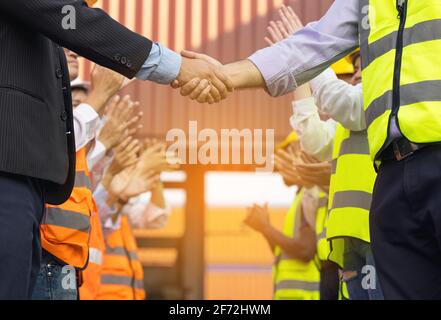 Gli ingegneri si scuotono sul cantiere dopo aver superato i lavoratori di Meetingon o. affari Foto Stock