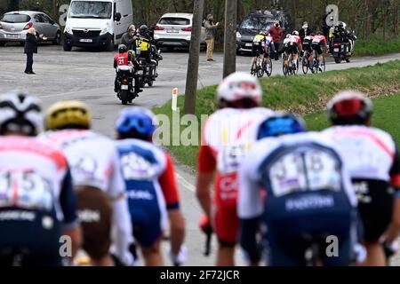 L'immagine mostra il pacchetto di piloti in azione durante La 105° edizione del 'Ronde van Vlaanderen - Tour Des Flandres - Tour delle Fiandre Foto Stock