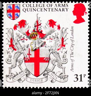 MOSCA, RUSSIA - 22 DICEMBRE 2020: Francobollo stampato nel Regno Unito mostra Arms of the City of London, 500 ° anniversario del College of Arms ser Foto Stock