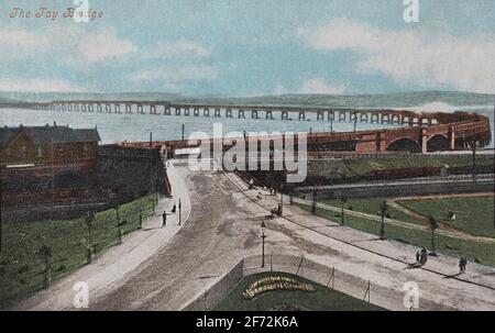 Cartolina postcontrassegnata con 1904 che mostra il secondo ponte di Tay. Il primo ponte crollò in venti forti nel 1879. Questo nuovo ponte ferroviario è stato costruito nel 1887. Foto Stock